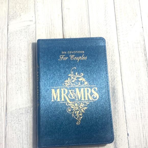 366 DEVOTIONS For Couples. MR. & MRS - Picture 5 of 14